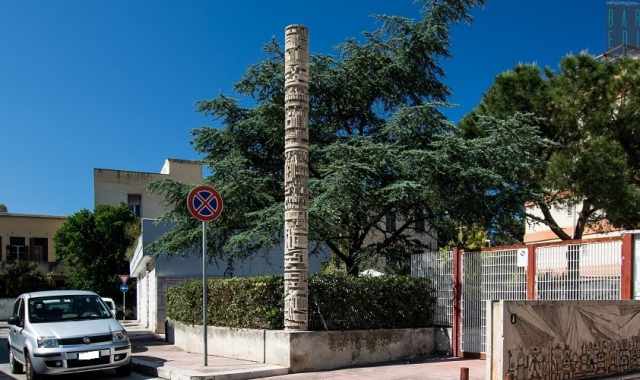 "Totem", maioliche e pannelli colorati: l'arte nascosta tra i palazzi moderni di Bari